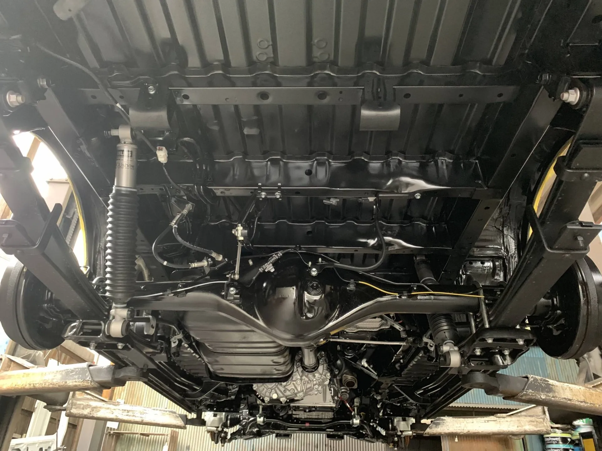 ハイエース 塩害ガード (ピアノブラック)